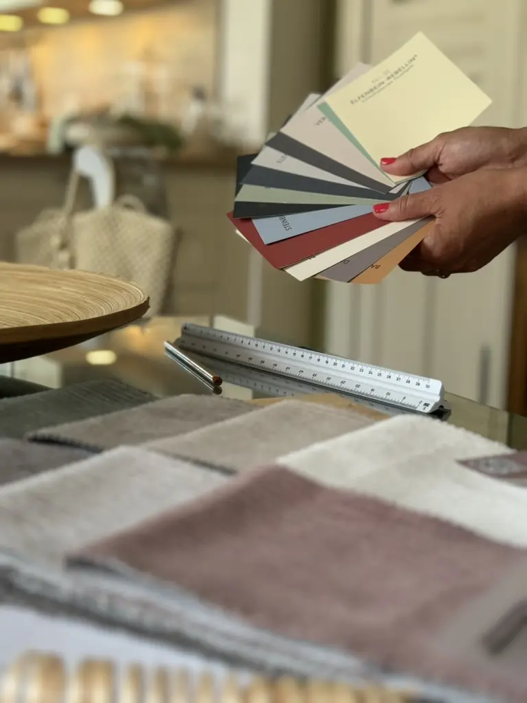 Katrin Granse seleccionando muestras de colores y materiales